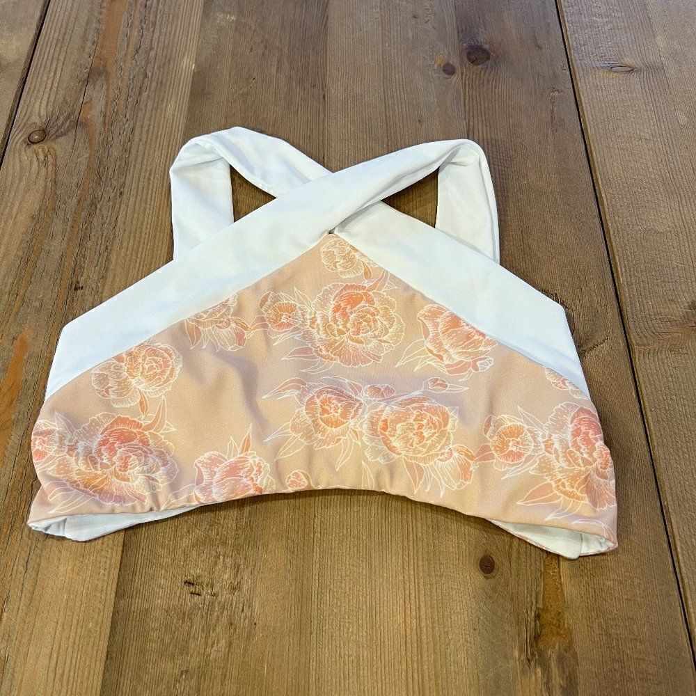 KOA  Flower Daze Reversible Peach and White Bikini Top Size Small NWT